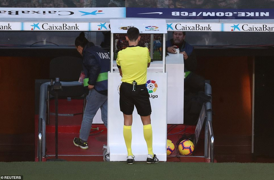 ...buộc trọng tài Jose Maria Sanchez Martinez phải sử dụng đến công nghệ VAR để đưa ra quyết định cho Barcelona được hưởng penlaty.
