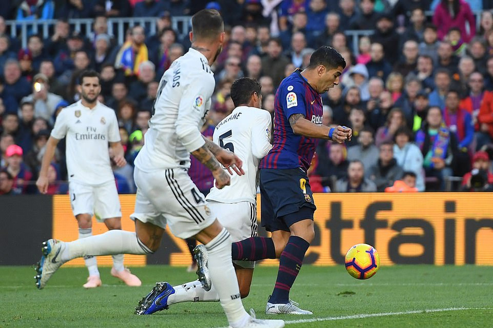 Đến phút 29, Suarez bị Varane phạm lỗi trong vòng cấm...