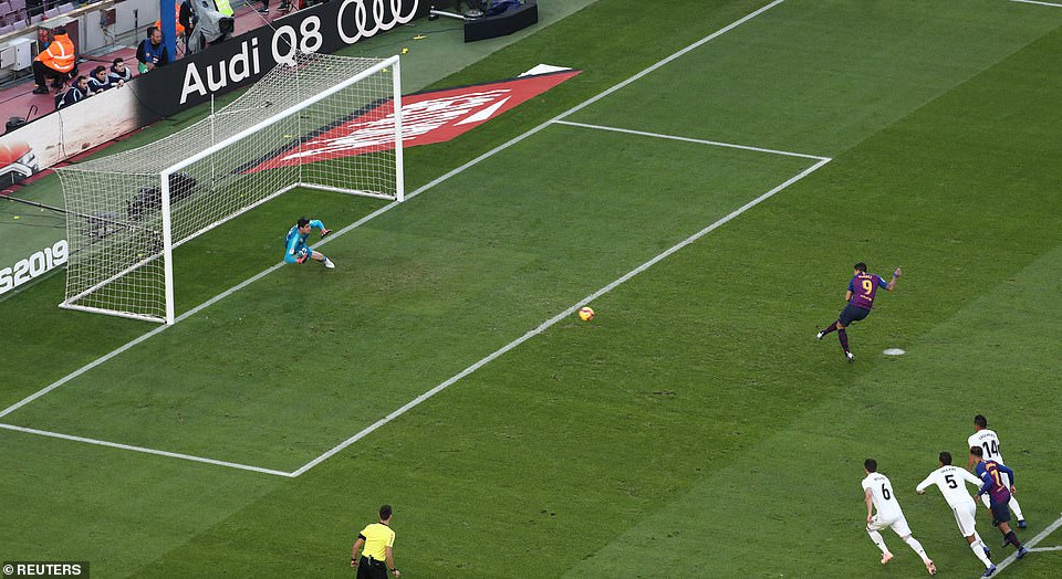 Trên chấm 11m, Luis Suarez không bỏ lỡ cơ hội để ghi bàn thắng nhân đôi cách biệt...