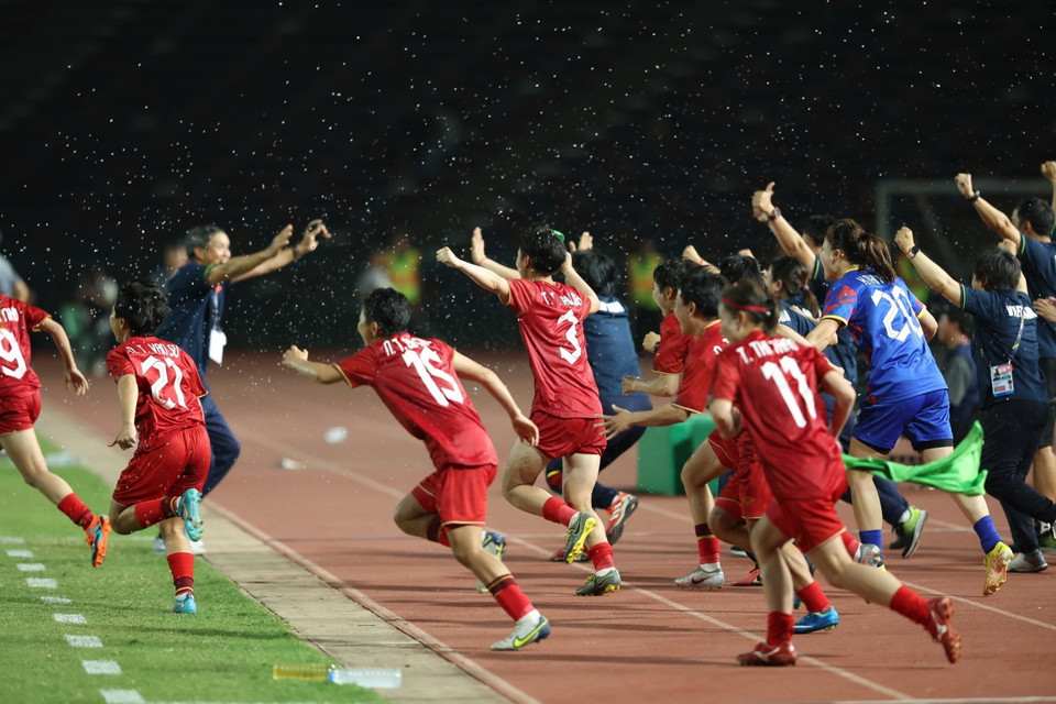 Niềm vui vỡ òa của các tuyển thủ nữ Việt Nam sau khi kết thúc trận đấu. (Ảnh: Minh Quyết/TTXVN)