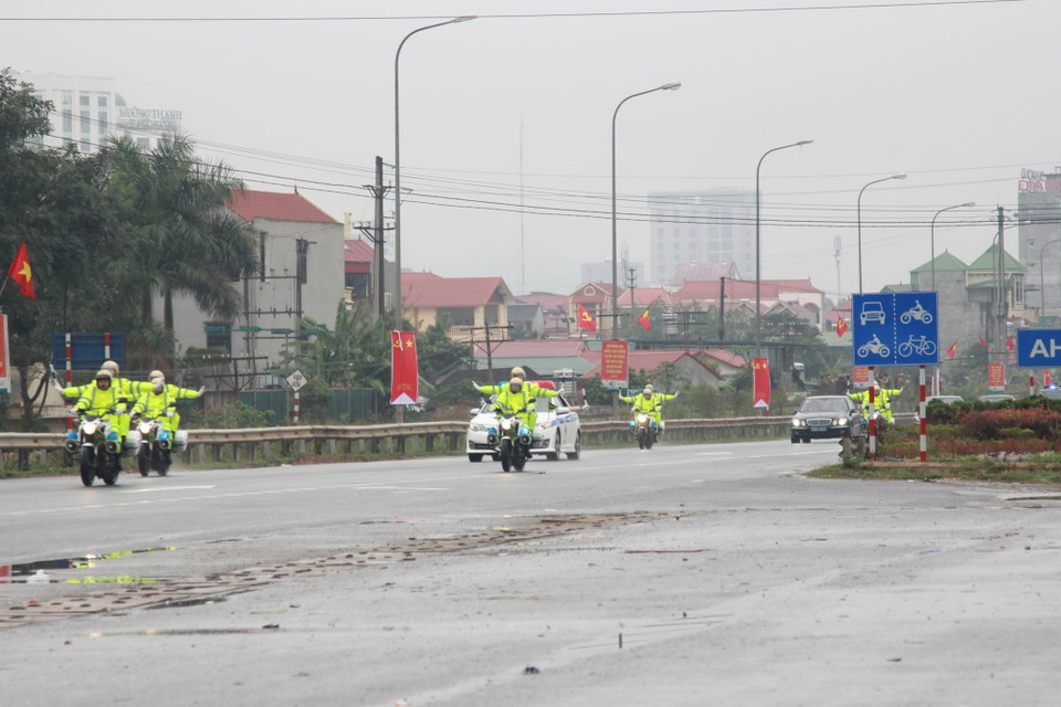 Đoàn xe hộ tống Chủ tịch Triều Tiên Kim Jong-un rời Lạng Sơn về Hà Nội trên địa bàn tỉnh Lạng Sơn. (Ảnh: Quang Duy/TTXVN)