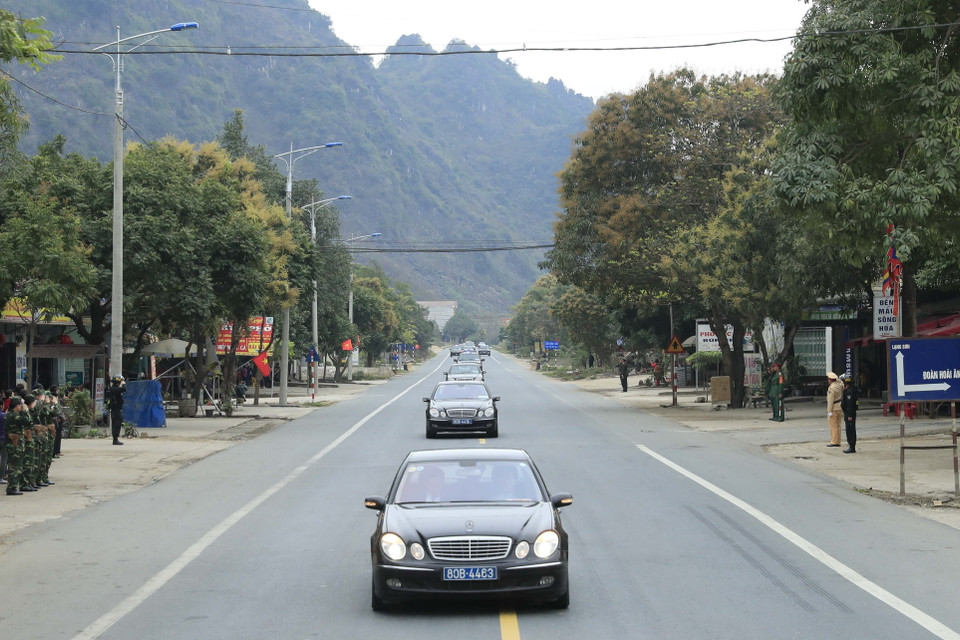 TroĐoàn xe của Chủ tịch Kim Jong-un và đoàn Triều Tiên di chuyển về Hà Nội trên Quốc lộ 1, đoạn thuộc địa bàn tỉnh Lạng Sơn. (Ảnh: Nhan Sáng/TTXVN)