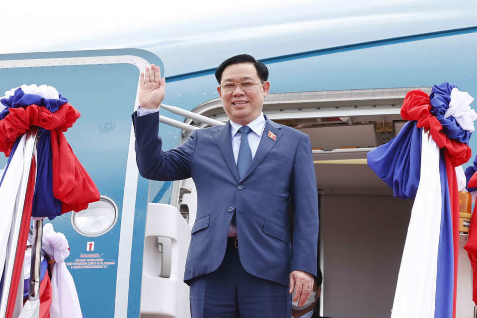 Chủ tịch Quốc hội Vương Đình Huệ tại sân bay Quốc tế Vặt Tày, thủ đô Vientiane, Lào. (Ảnh: Doãn Tấn/TTXVN)