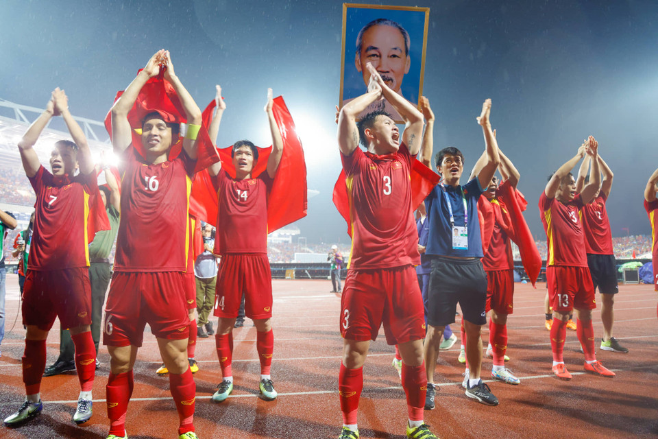 Tất cả đã bước ra sát khán đài để ăn mừng cùng người hâm mộ. (Ảnh: Hải An/Vietnam+)