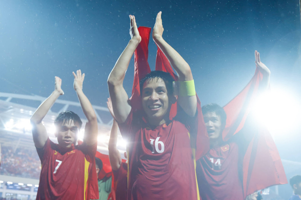 Niềm vui của Hùng Dũng và đồng đội sau trận thắng. (Ảnh: Hải An/Vietnam+)