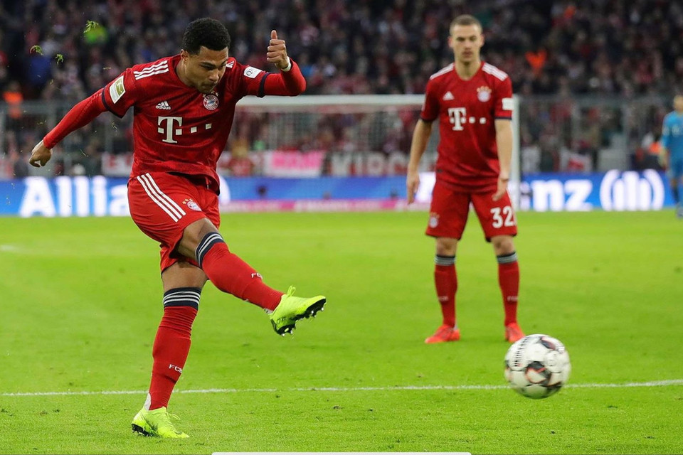 ...khi cú sút của Serge Gnabry biến Christian Gentner đá phản lưới nhà sau cú sút rất căng trong vòng cấm.