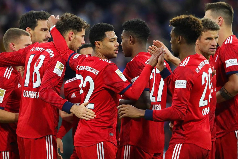 Bayern Munich tiếp tục khiến cuộc đua đến ngôi vương Bundesliga càng trở nên nóng hơn khi báo sát Dortmund bằng chiến thắng đậm 4-1 trước VfB Stuttgart.