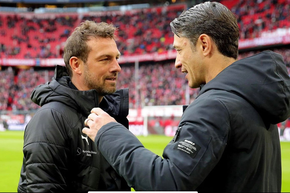 Đây là chiến thắng thứ 7 liên tiếp mà đoàn quân của Niko Kovac (phải) có được, qua đó năng số điểm hiện có lên con số 42, kém Dortmund 8 điểm.