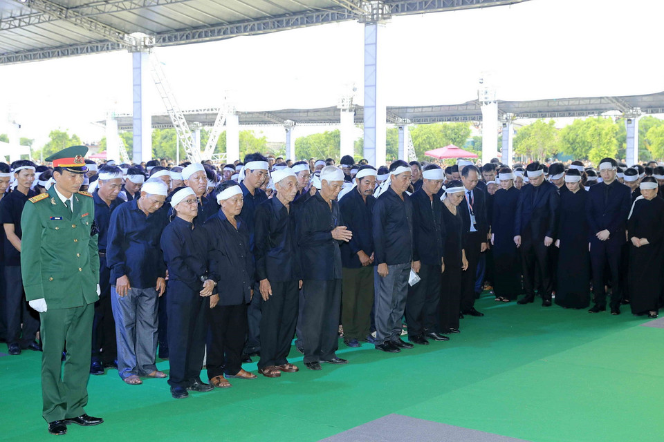 Đoàn họ hàng bên nội, bên ngoại kính viếng Chủ tịch nước Trần Đại Quang tại nơi an táng - xã Quang Thiện, huyện Kim Sơn, tỉnh Ninh Bình. (Nguồn: TTXVN)