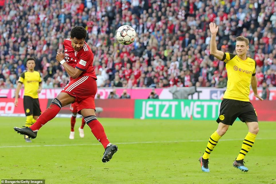 Chỉ đúng 2 phút sau, Serge Gnabry phá bẫy việt vị rồi đánh đầu hiểm hóc nâng tỷ số lên 4-0.