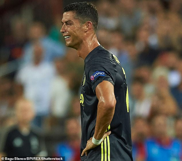 Ronaldo đã không kìm nén được cảm xúc của mình khi nhận thẻ đỏ.