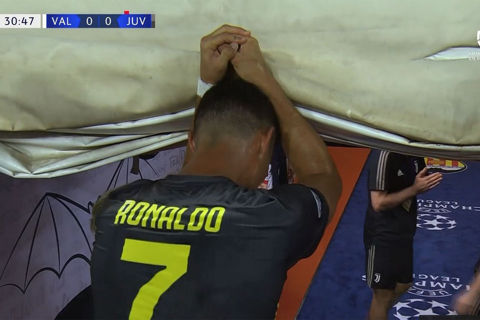 Ronaldo tiếp tục khóc nức nở trước khi bước xuống đường hầm.