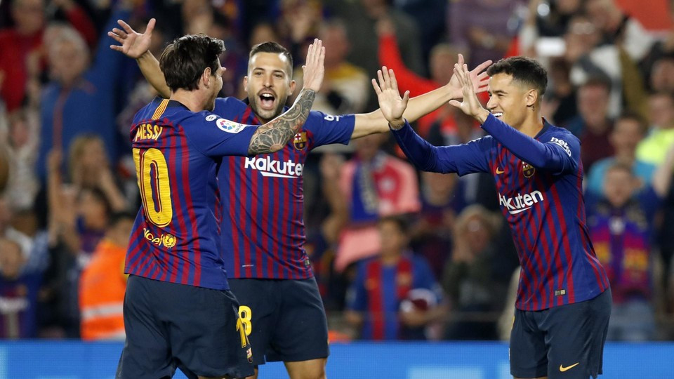 Trái ngược Real, Barcelona lại có chiến thắng tưng bừng 4-2 trước Sevilla để trở lại ngôi đầu La Liga.