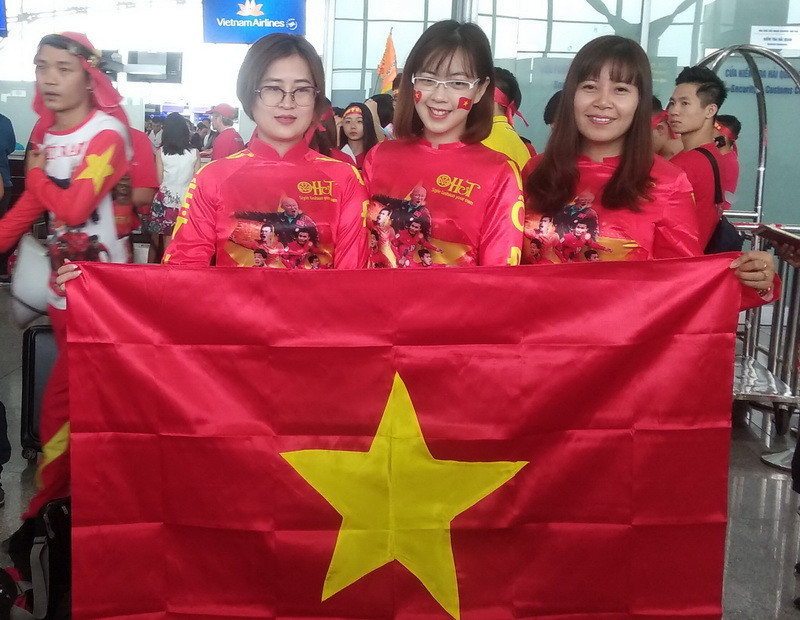 Người hâm mộ đã sẵn sàng phủ sắc đỏ trên sân Bacolod. (Ảnh: Vietnam+)