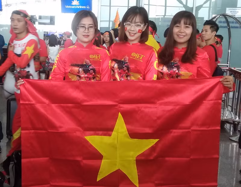 Người hâm mộ đã sẵn sàng phủ sắc đỏ trên sân Bacolod. (Ảnh: Vietnam+)