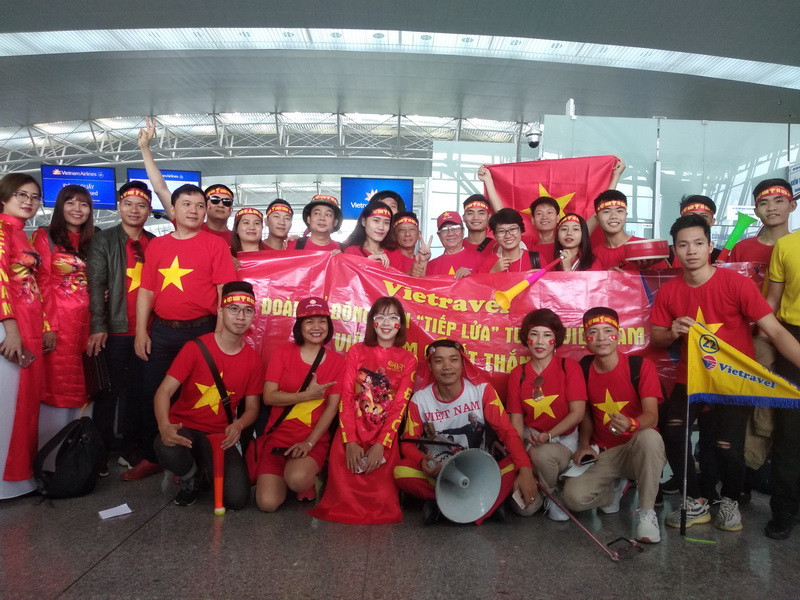 Nhằm ủng hộ tinh thần cho những “chiến binh,” Vietravel đã phối hợp với Vietnam Airlines tổ chức tour đưa người hâm mộ bay thẳng đến thành phố Bacolod cổ vũ đội tuyển Việt Nam thi đấu với Philippines tại bán kết lượt đi AFF Suzuki Cup 2018. (Ảnh: Việt Nam+)