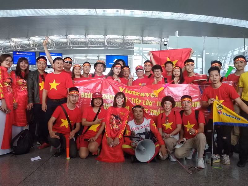 Nhằm ủng hộ tinh thần cho những “chiến binh,” Vietravel đã phối hợp với Vietnam Airlines tổ chức tour đưa người hâm mộ bay thẳng đến thành phố Bacolod cổ vũ đội tuyển Việt Nam thi đấu với Philippines tại bán kết lượt đi AFF Suzuki Cup 2018. (Ảnh: Việt Nam+)