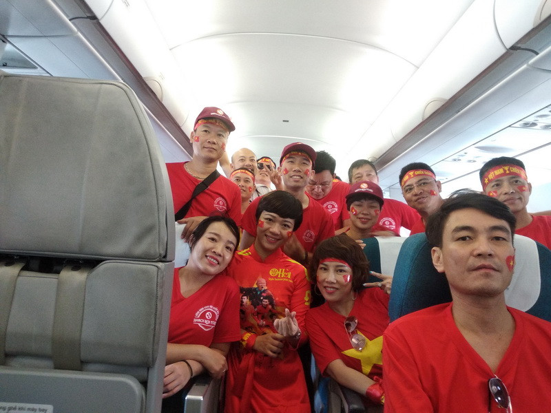 Cổ động viên lên đường sang Philippines cổ vũ cho tuyển Việt Nam. (Vietnam+)