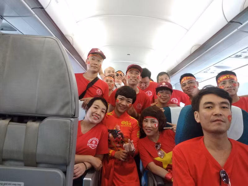Cổ động viên lên đường sang Philippines cổ vũ cho tuyển Việt Nam. (Vietnam+)