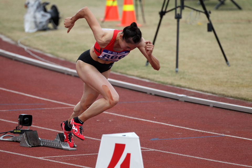 Vận động viên Quách Thị Lan xuất phát chạy chung kết 400m rào nữ. (Ảnh: Quốc Khánh/TTXVN)