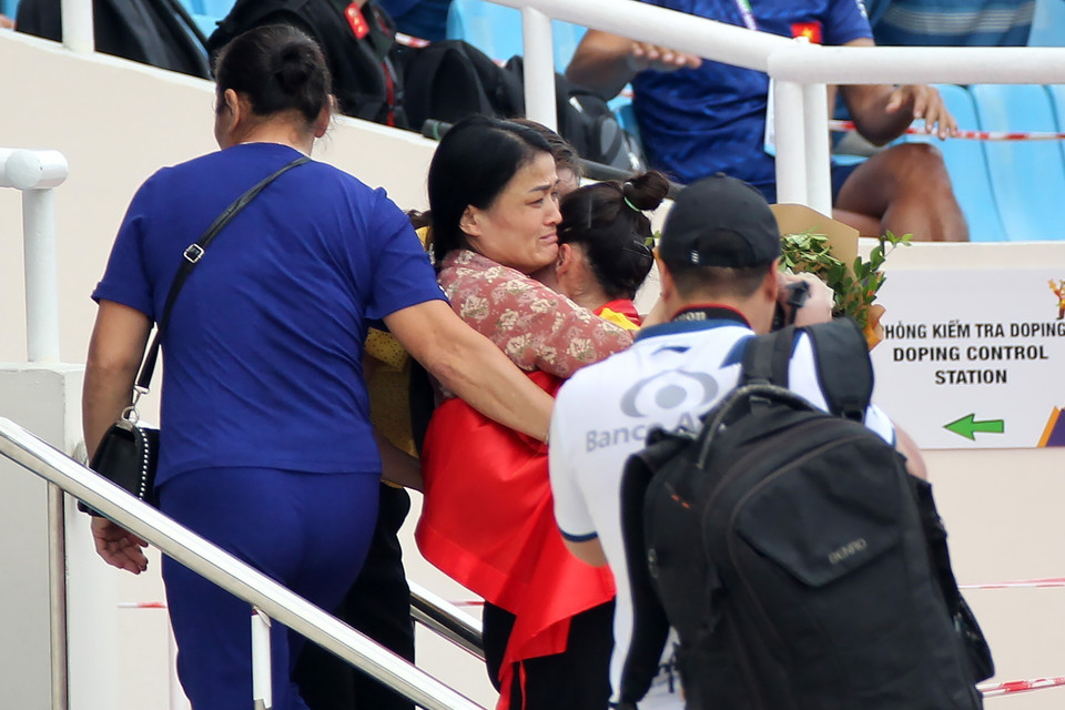 Quách Thị Lan lên khán đài chia vui cùng mẹ sau khi đoạt HCV. (Ảnh: Quốc Khánh/TTXVN)