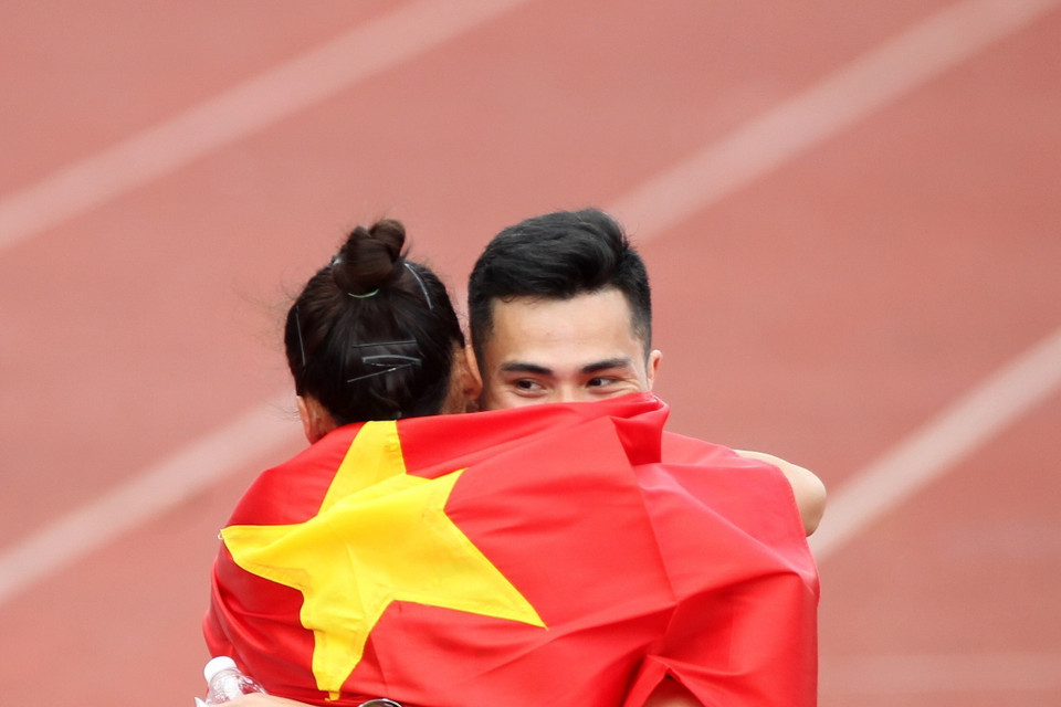 Anh trai Quách Công Lịch chúc mừng em sau khi đoạt HCV. (Ảnh: Quốc Khánh/TTXVN)