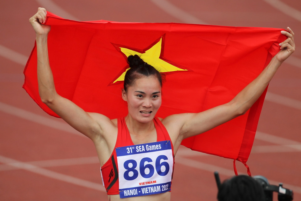 Quách Thị Lan vui mừng với chiếc HCV đầu tiên tại SEA Games 31. (Ảnh: Quốc Khánh/TTXVN)
