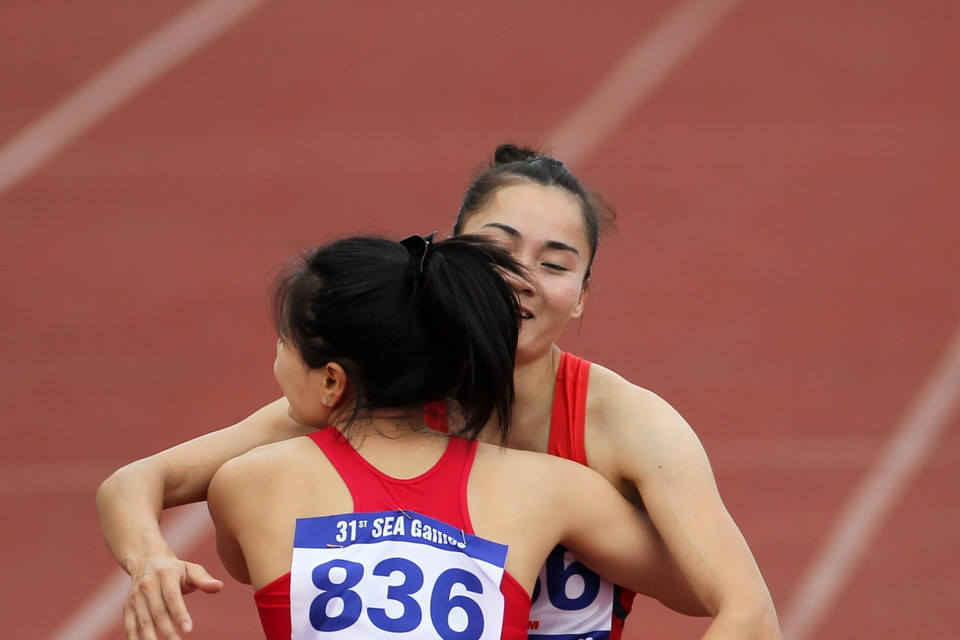 Nguyễn Thị Huyền chúc mừng Quách Thị Lan sau khi đoạt HCV. (Ảnh: Quốc Khánh/TTXVN)