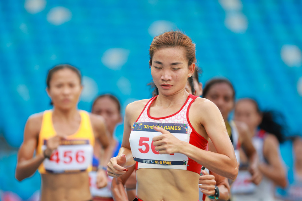  Nguyễn Thị Oanh (561) trên đường chạy 10.000m Nữ.(Ảnh: Ngô Trần Hải An/Vietnam+)