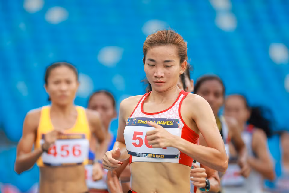  Nguyễn Thị Oanh (561) trên đường chạy 10.000m Nữ.(Ảnh: Ngô Trần Hải An/Vietnam+)
