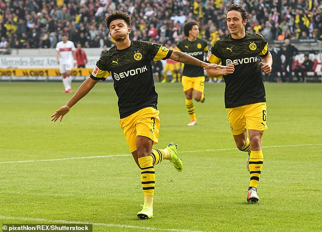 Cũng ở vòng này, Dortmund tiếp tục đứng vững ở ngôi đầu bằng chiến thắng đậm 4-0 trước VfB Stuttgart.