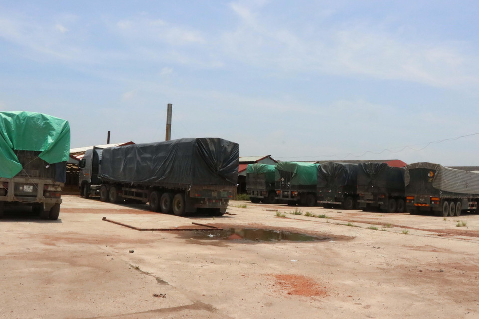 Công an huyện Yên Phong phối hợp với lực lượng Cảnh Sát Môi trường, Công an tỉnh Bắc Ninh bắt quả tang và tạm giữ 7 xe container nghi chở chất thải công nghiệp tại xã Văn Môn, huyện Yên Phong, tỉnh Bắc Ninh. (Ảnh: Thái Hùng/TTXVN)