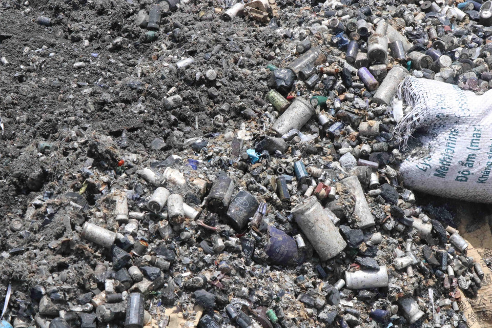 Bột pin được phát hiện tại xã Văn Môn, huyện Yên Phong, tỉnh Bắc Ninh. (Ảnh: Thái Hùng/TTXVN)