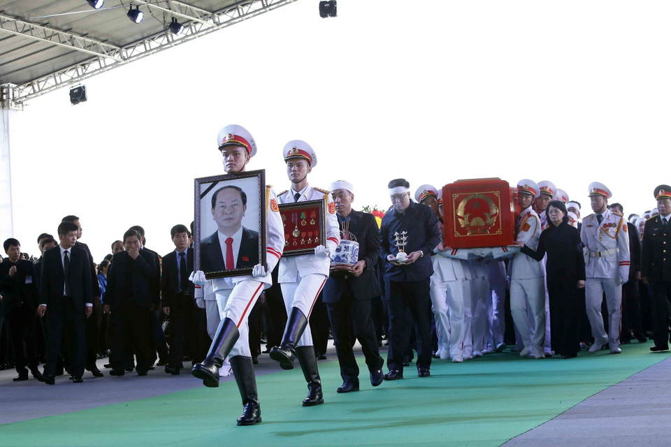 Đội tiêu binh rước di ảnh và chuyển linh cữu Chủ tịch nước Trần Đại Quang tại nơi an táng - xã Quang Thiện, huyện Kim Sơn, tỉnh Ninh Bình. (Nguồn: TTXVN)