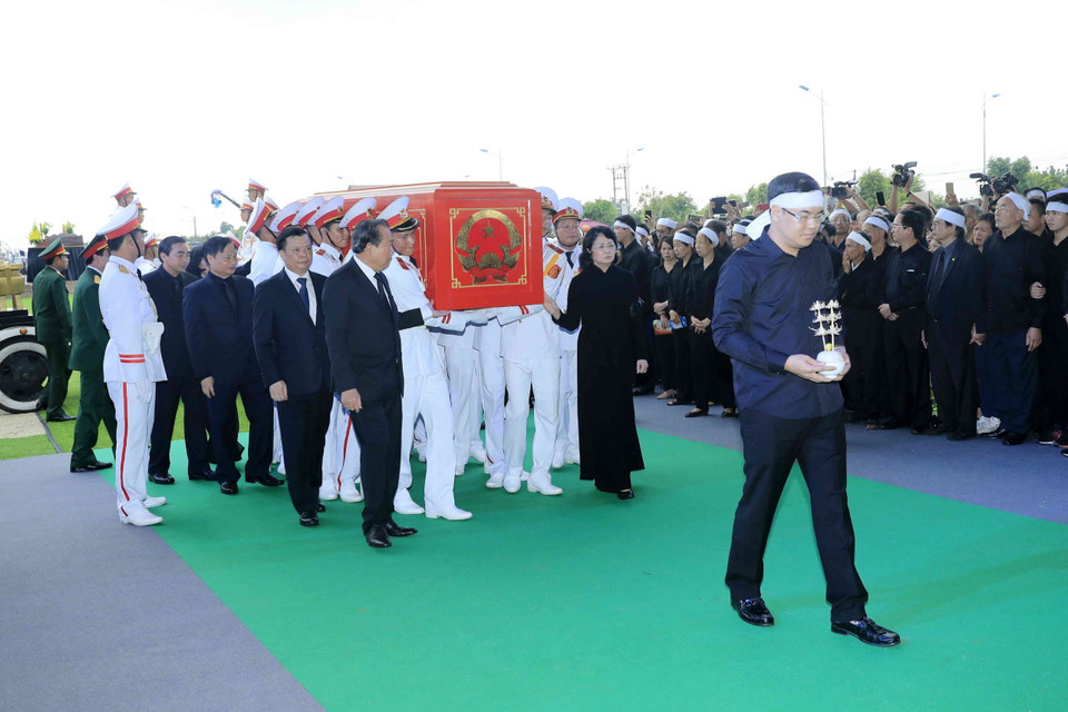 Quyền Chủ tịch nước Đặng Thị Ngọc Thịnh, Phó Thủ tướng thường trực Trương Hòa Bình cùng đội nghi lễ đưa linh cữu Chủ tịch nước Trần Đại Quang từ xe tang tới nơi an táng. (Nguồn: TTXVN)