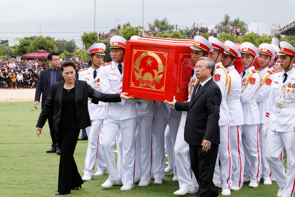 Chủ tịch Quốc hội Nguyễn Thị Kim Ngân, Thường trực Ban Bí thư Trần Quốc Vượng cùng đội nghi lễ đưa linh cữu của Chủ tịch nước Trần Đại Quang tới khu huyệt mộ để chuẩn bị cho nghi thức đầu tiên của lễ an táng. (Nguồn: TTXVN)