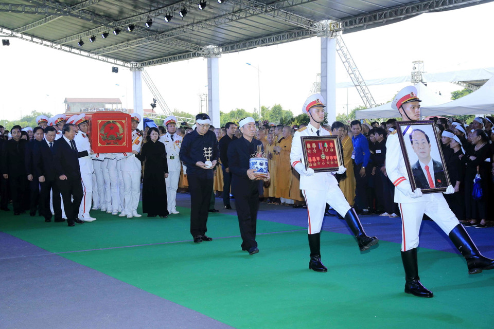 Quyền Chủ tịch nước Đặng Thị Ngọc Thịnh, Phó Thủ tướng thường trực Trương Hòa Bình cùng đội nghi lễ đưa linh cữu Chủ tịch nước Trần Đại Quang từ xe tang tới nơi an táng. (Nguồn: TTXVN)