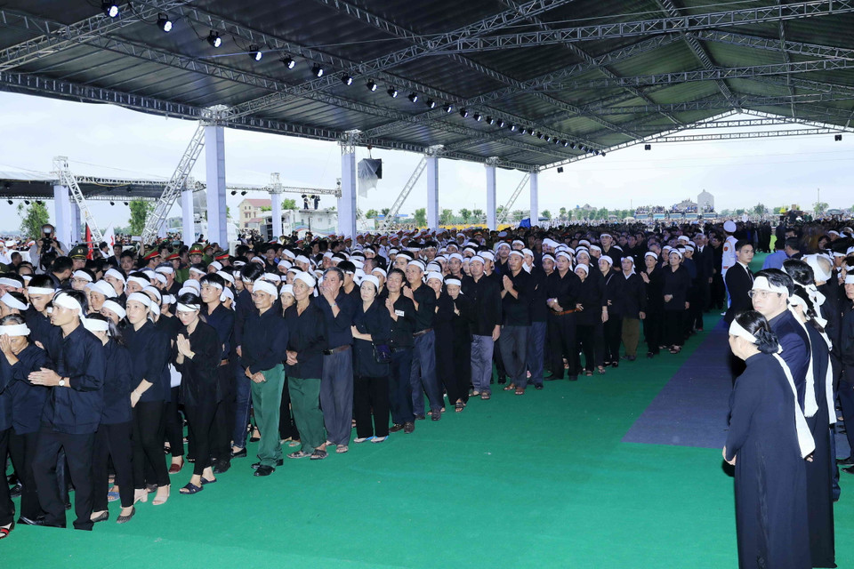 Đoàn họ hàng bên nội, bên ngoại kính viếng Chủ tịch nước Trần Đại Quang tại nơi an táng - xã Quang Thiện, huyện Kim Sơn, tỉnh Ninh Bình. (Nguồn: TTXVN)