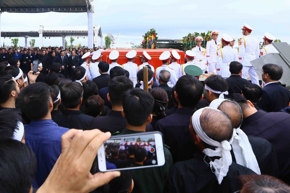 Linh cữu Chủ tịch nước Trần Đại Quang được đưa về nơi an nghỉ cuối cùng tại quê hương ông – xã Quang Thiện, huyện Kim Sơn, tỉnh Ninh Bình. (Nguồn: TTXVN)