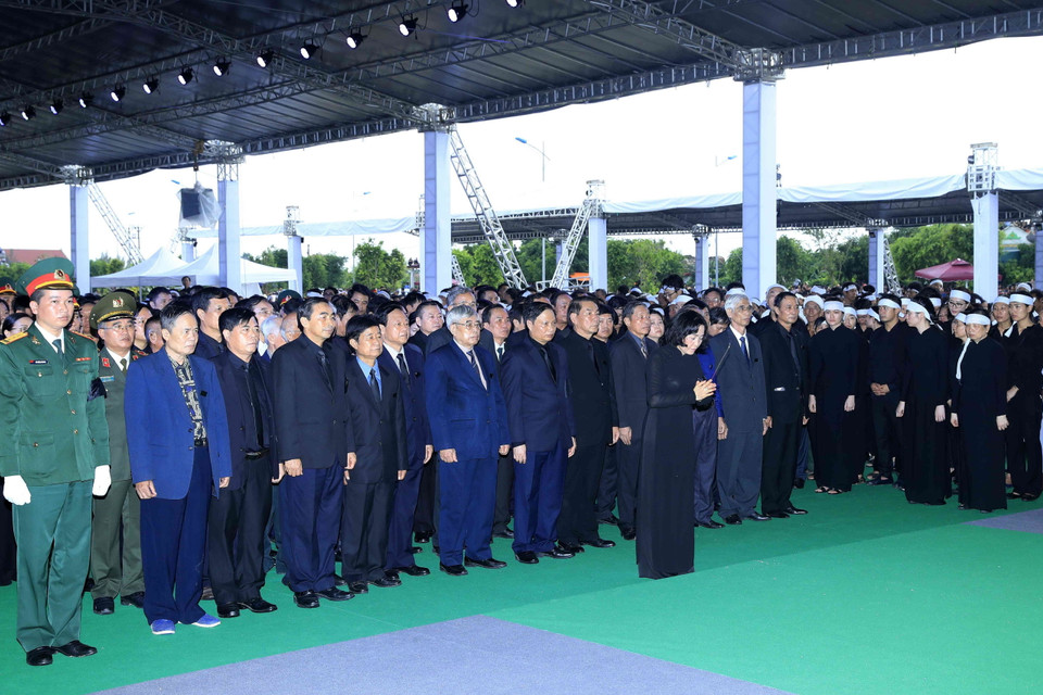 Đoàn đại biểu Đảng bộ, Chính quyền, nhân dân tỉnh Ninh Bình, do đồng chí Nguyễn Thị Thanh, Ủy viên Trung ương Đảng, Bí thư Tỉnh ủy dẫn đầu, kính viếng Chủ tịch nước Trần Đại Quang tại nơi an táng - xã Quang Thiện, huyện Kim Sơn, tỉnh Ninh Bình. (Nguồn: TTXVN)