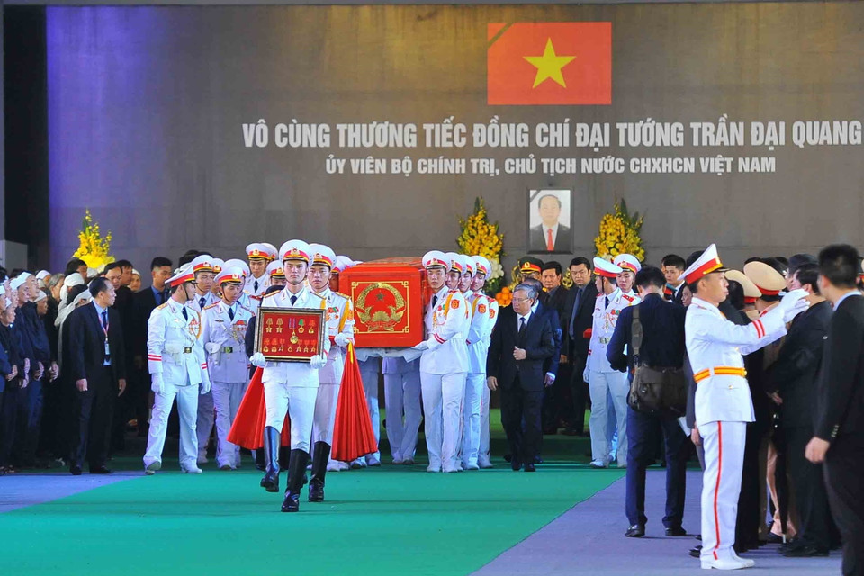 Đội nghi lễ đưa linh cữu của Chủ tịch nước Trần Đại Quang tới khu huyệt mộ để chuẩn bị cho nghi thức đầu tiên của lễ an táng. (Nguồn: TTXVN)