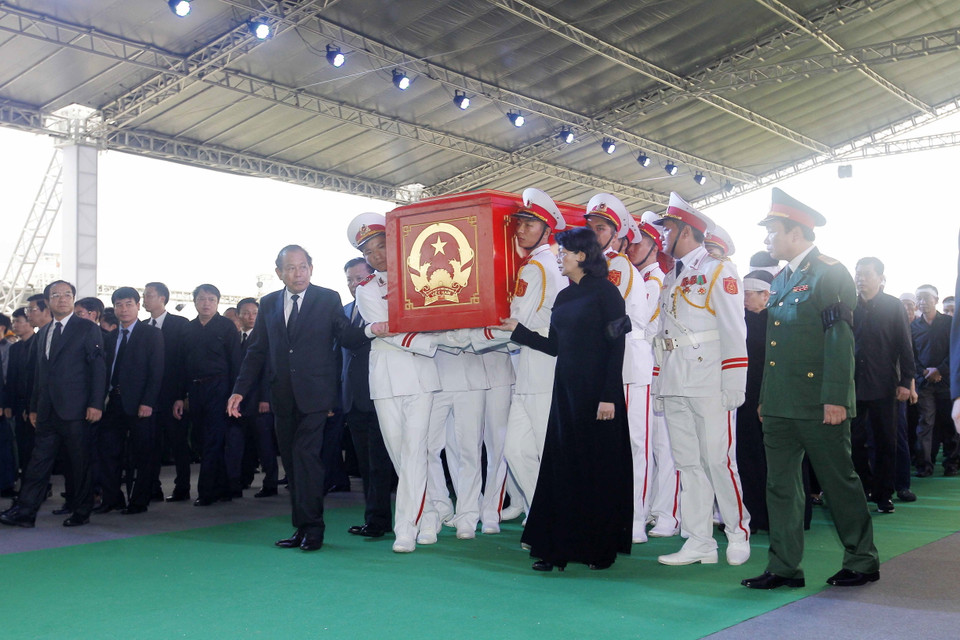 Quyền Chủ tịch nước Đặng Thị Ngọc Thịnh, Phó Thủ tướng thường trực Trương Hòa Bình cùng đội nghi lễ đưa linh cữu Chủ tịch nước Trần Đại Quang từ xe tang tới nơi an táng. (Nguồn: TTXVN)