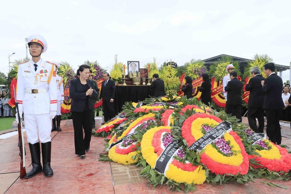 Chủ tịch Quốc hội Nguyễn Thị Kim Ngân dẫn đầu đoàn lãnh đạo, nguyên lãnh đạo Đảng, Nhà nước, Mặt trận Tổ quốc Việt Nam cùng gia quyến đi quanh huyệt mộ, tiễn biệt Chủ tịch nước Trần Đại Quang lần cuối. (Ảnh: Nhan Sáng/TTXVN)