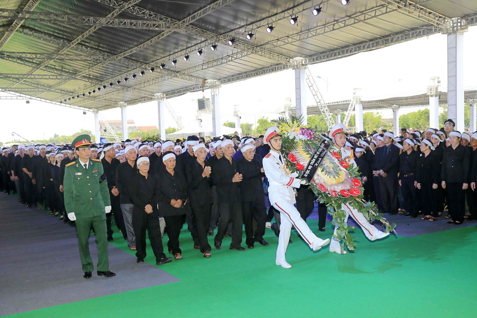 Đoàn họ hàng bên nội, bên ngoại kính viếng Chủ tịch nước Trần Đại Quang tại nơi an táng - xã Quang Thiện, huyện Kim Sơn, tỉnh Ninh Bình. (Nguồn: TTXVN)