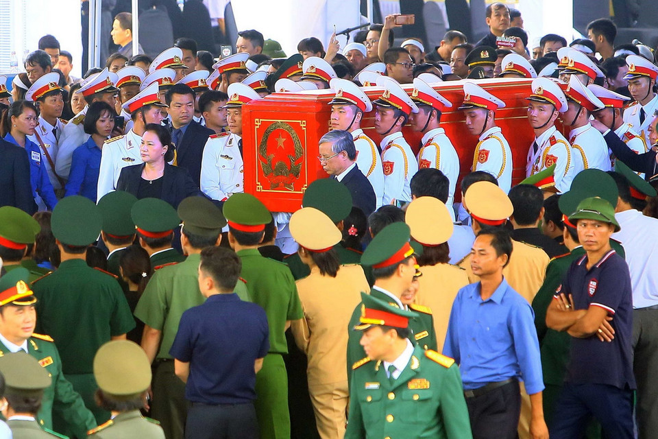 Chủ tịch Quốc hội Nguyễn Thị Kim Ngân, Thường trực Ban Bí thư Trần Quốc Vượng cùng đội nghi lễ đưa linh cữu của Chủ tịch nước Trần Đại Quang tới khu huyệt mộ để chuẩn bị cho nghi thức đầu tiên của lễ an táng. (Ảnh: Quang Quyết/TTXVN)