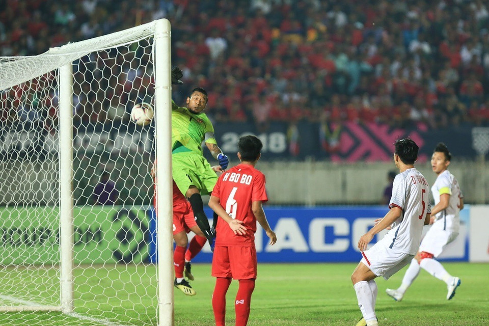 Thủ thành Kyaw Htet cứu thua cho Myanmar. (Ảnh: Trọng Đạt/TTXVN)