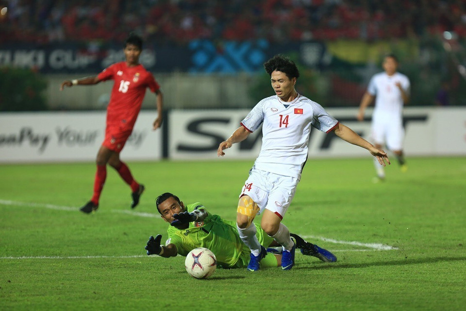 Công Phượng bị ngã trong vòng cấm nhưng trọng tài không thổi phạt. (Ảnh: Trọng Đạt/TTXVN)