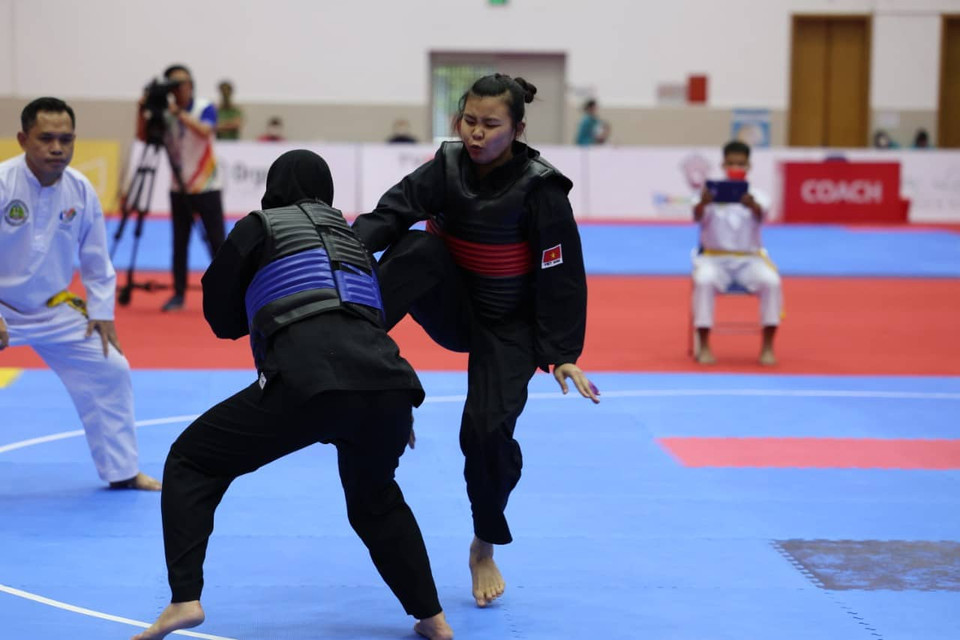 Quàng Thị Thu Nghĩa đã mở màn thành công cho đội tuyển Pencak Silat ở nội dung đối kháng. (Ảnh: Hải An/Vietnam+)