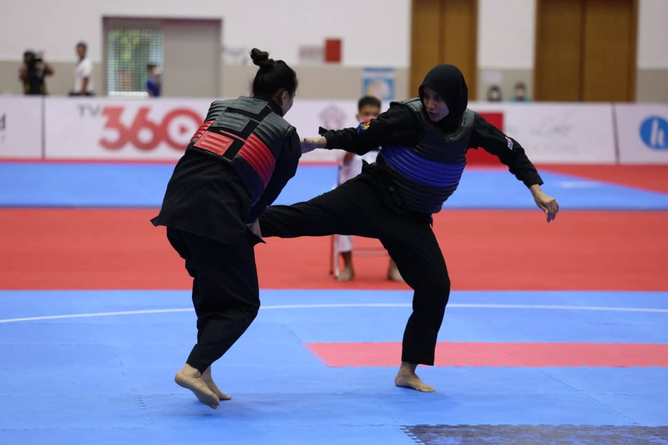 Trong trận chung kết hạng cân 70-75kg, Quàng Thị Thu Nghĩa đối đầu vận động viên người Malaysia. (Ảnh: Hải An/Vietnam+)