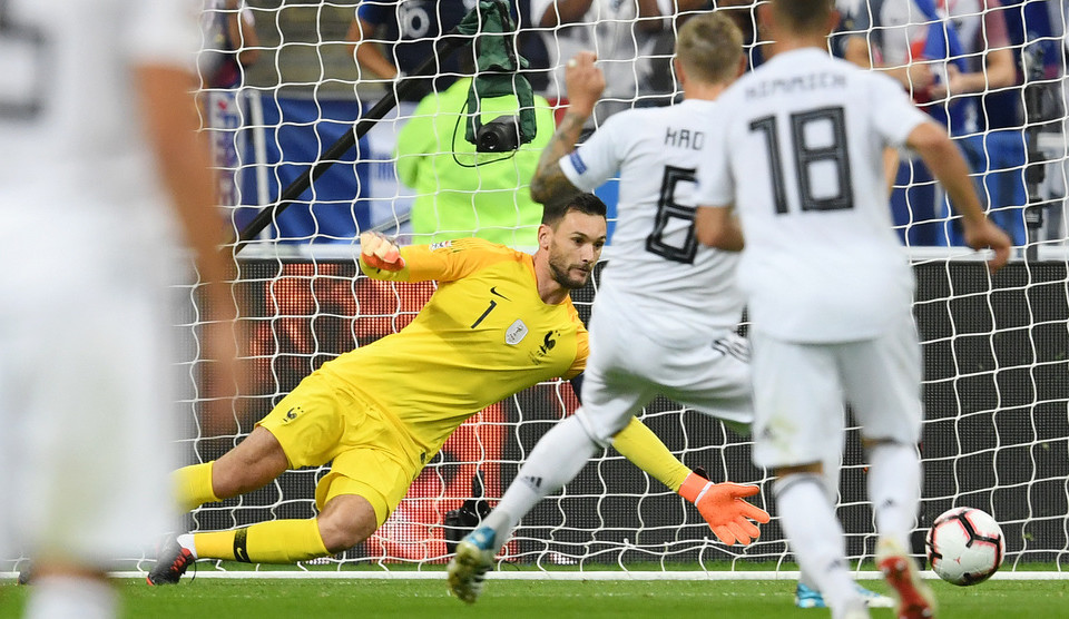 ...tạo điều kiện để Toni Kroos lập công từ chấm đá phạt 11m.